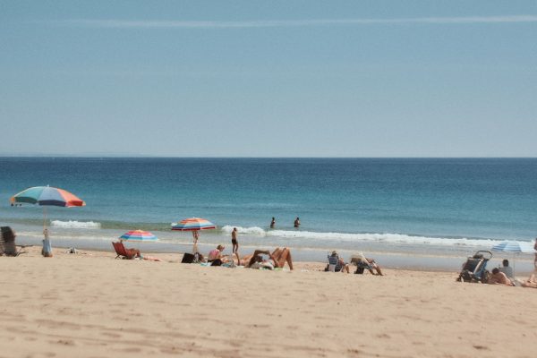 Letnia plaża nad oceanem - atmosfera surfcampu